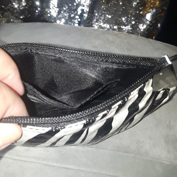 Zebra striped wrist dinning or clubbing purse New - Picture 2 of 4